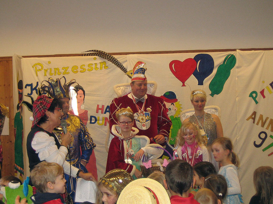 Kindergartenkinder feiern ausgelassen Karneval